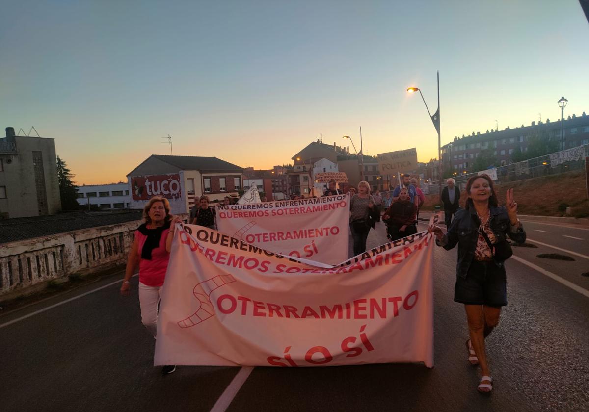 Cerca de dos años llevan los vecinos de Trobajo del Camino saliendo a protestar todos los viernes.