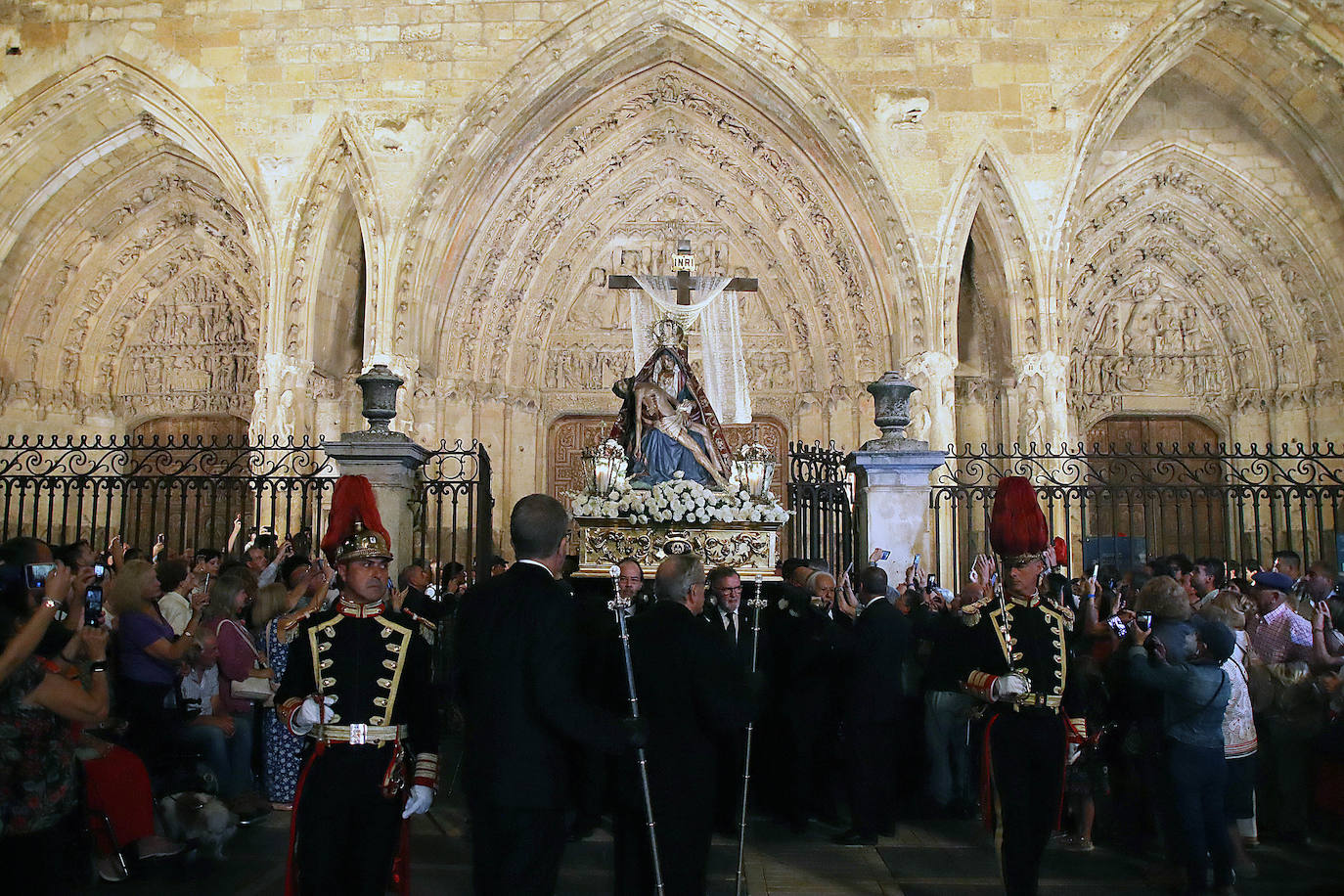 Las mejores imágenes de la coronación de la Virgen del Mercado