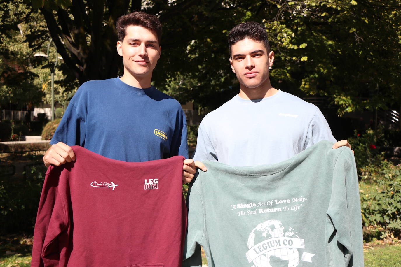 Arturo y Luis con dos de las sudaderas de su marca.