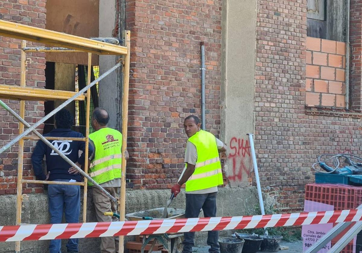 Trabajos para cerrar los accesos a la antigua azucarera.