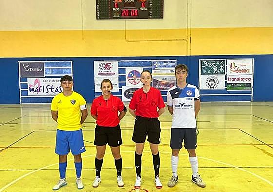 Los capitanes de cada equipo junto al equipo arbitral del encuentro.