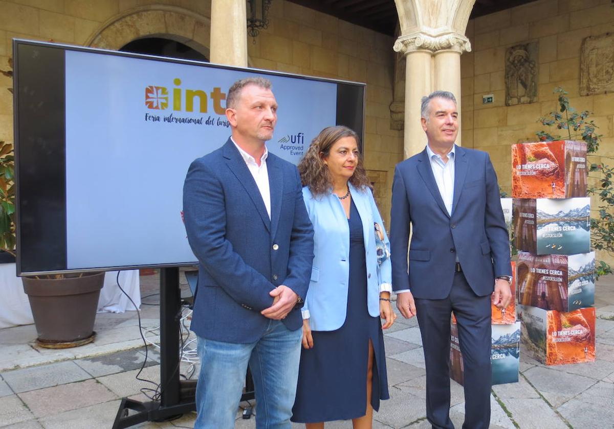 El diputado de Turismo, Octavio González, la concejala Mercedes Escudero y el director de la feria, Alberto Alonso.