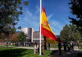 Izado de la bandera de España en la explanada de los Pendones Leoneses este miércoles.