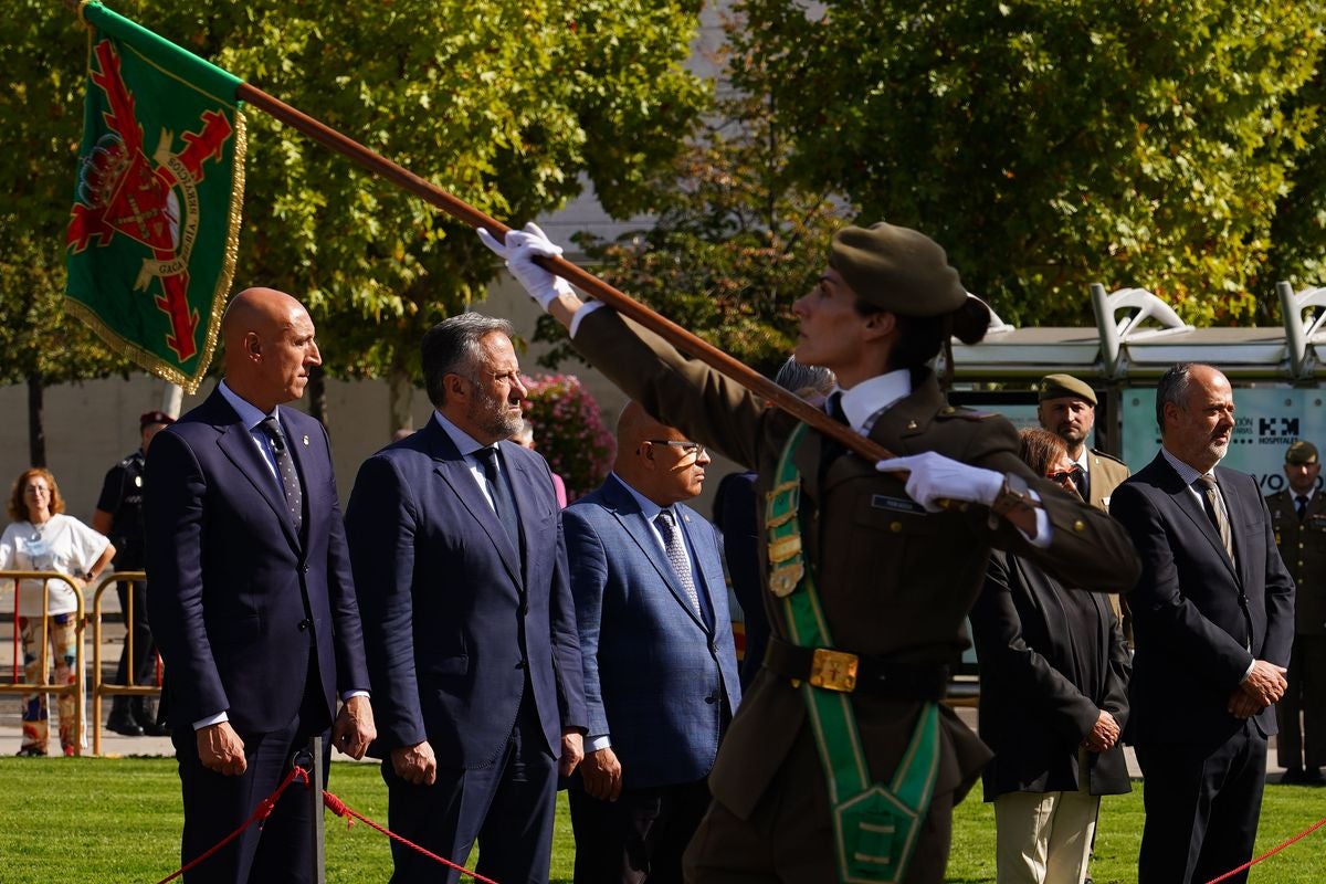 León iza la bandera nacional