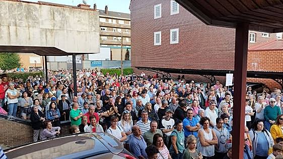 Unas 500 personas se han concentrado frente al centro de salud de Cistierna