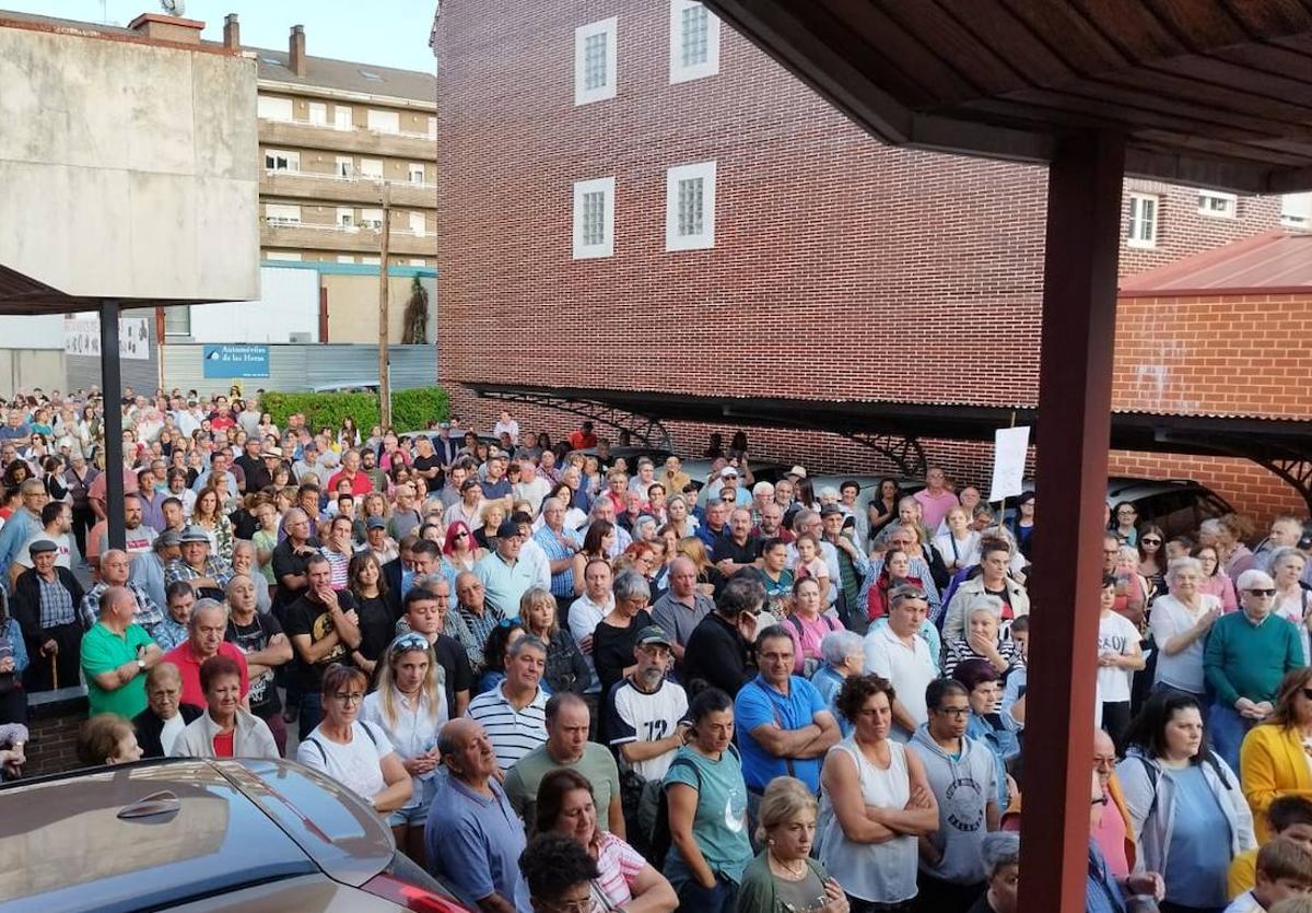 Unas 500 personas se han concentrado frente al centro de salud de Cistierna