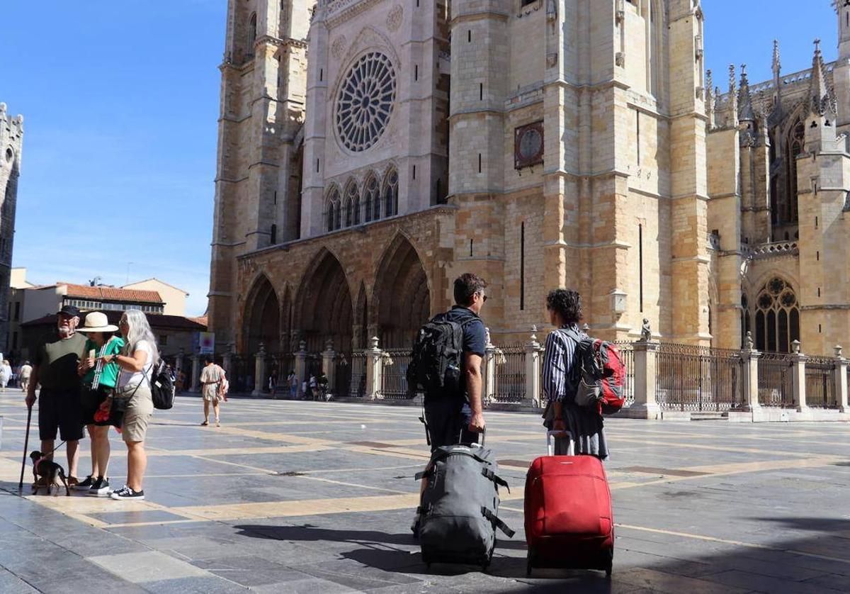 Turistas con maletas frente a la Catedral de León.