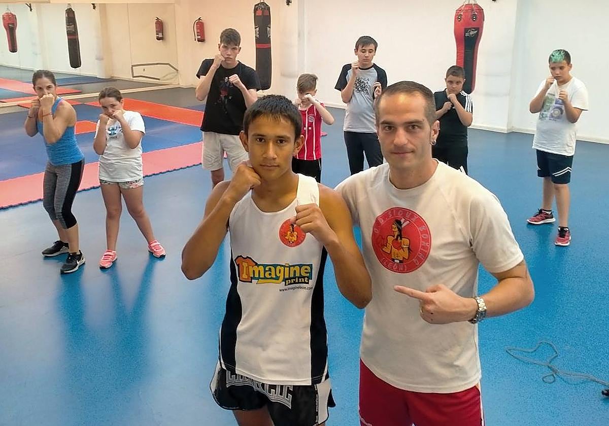 El joven boxeador junto a su entrenador.