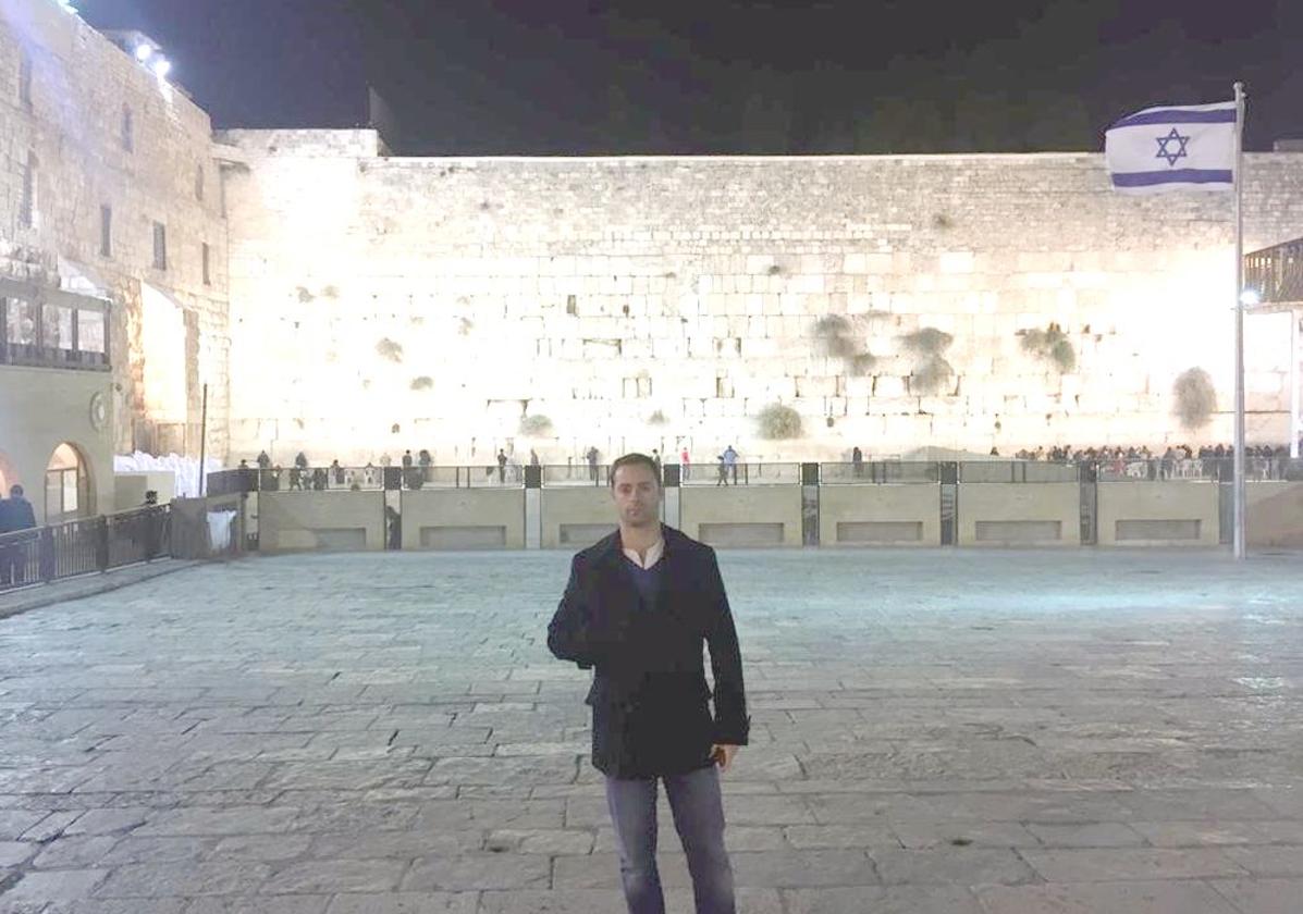 Santi Hurtado, leonés que trabaja en Israel, en una fotografía en el Muro de las Lamentaciones.