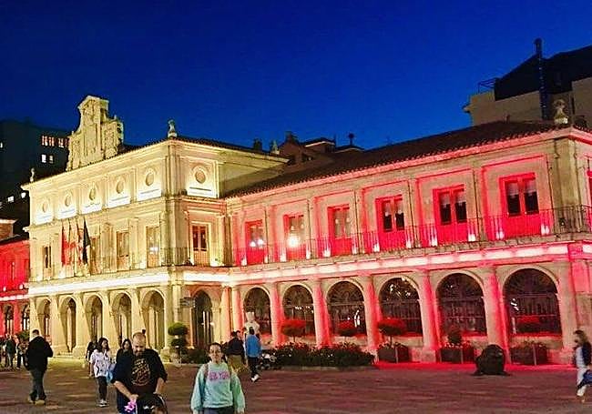 Ayuntamiento de San Marcelo con los colores de España.