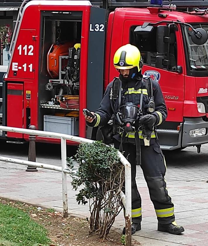 Imagen secundaria 2 - Los bomberos trabajan en la zona.