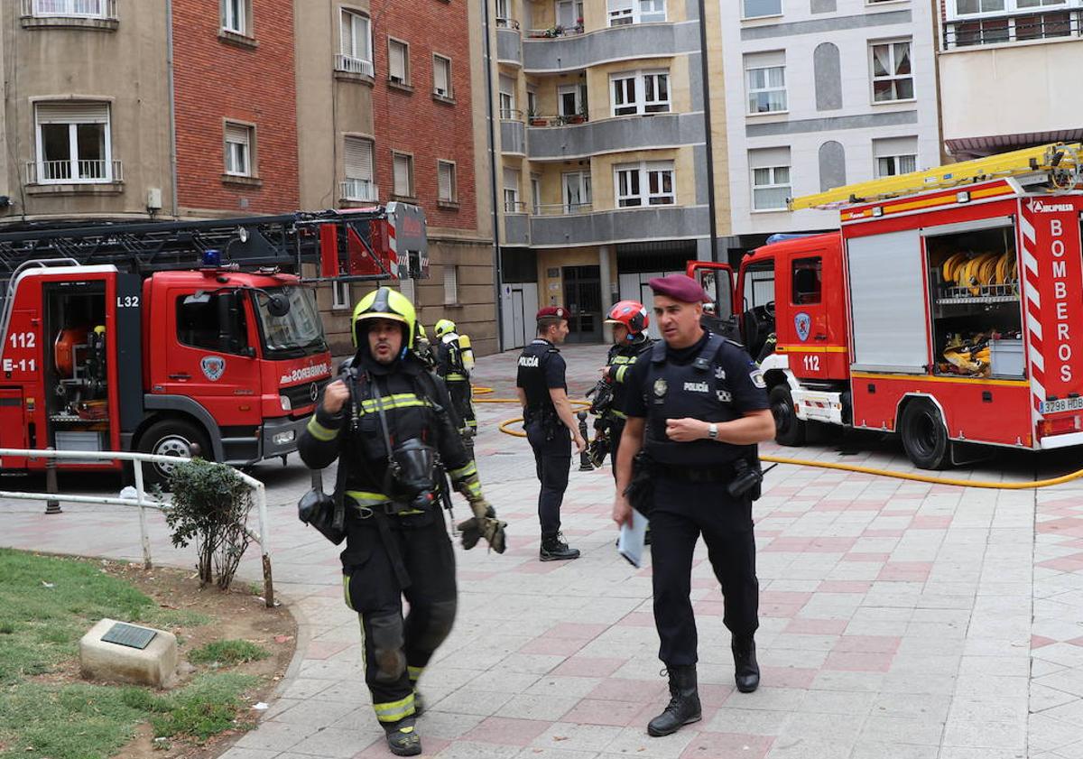 Imagen principal - Los bomberos trabajan en la zona.