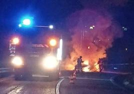 Los bomberos sofocan el incendio en un coche en la carretera L-493, dentro del término municipal de Murias de Paredes.