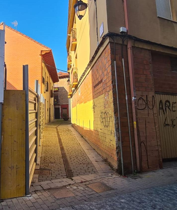 Imagen secundaria 2 - El casco viejo de León recupera una calle cuatro años después