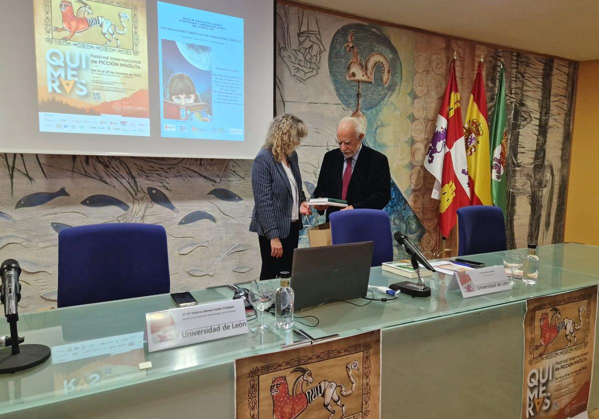 El escritor leonés José María Merino junto a la vicerrectora de Relaciones Institucionales y con la Sociedad, Dolores Alonso Cortés. .