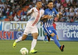 Gianni y Figueroa pelean por un balón en el derbi de 2016.