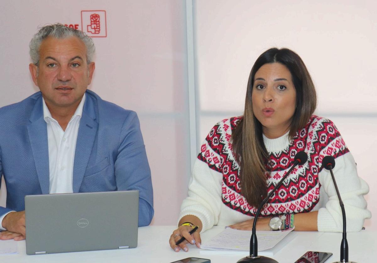 La secretaria de Organización del PSOE de León y procuradora en las Cortes de Castilla yLeón, Nuria Rubio, y el vicesecretario provincial, Nicanor Sen, en la sede del PSOE de León.