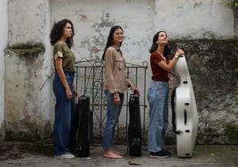 Trío Nacedo, formado por Lidia Sierra Rodríguez, Inés Moreno Martínez y María Clara Muñoz del Guayo.