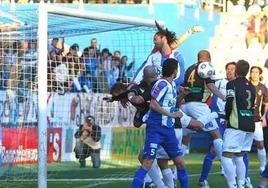 Un lance del derbi de 2009, el último que ganó la Deportiva.