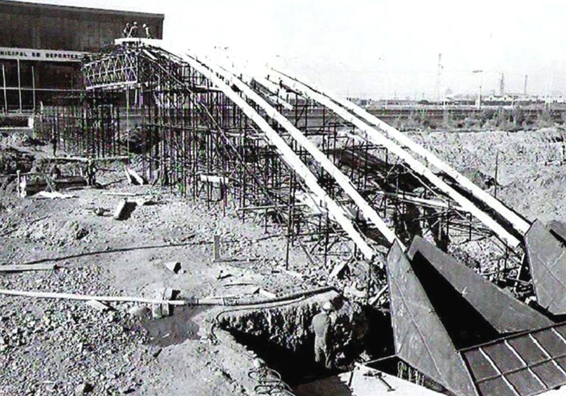 Imagen después - Construcción de la pasarela frente al Palacio de los Deportes (1971)