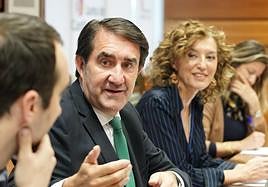 El consejero de Medio Ambiente, Vivienda y Ordenación del Territorio, Juan Carlos Suárez-Quiñones, presenta los datos de la resolución de la convocatoria de ayudas a la accesibilidad del año 2022 y las previsiones respecto a la de 2023.