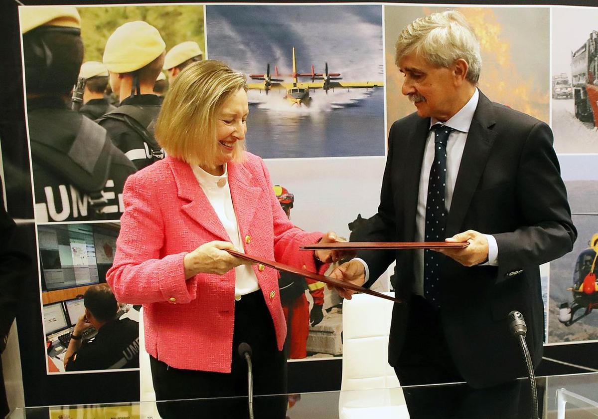 Amparo Valcarce y Juan Francisco García Marín durante la firma del protocolo.