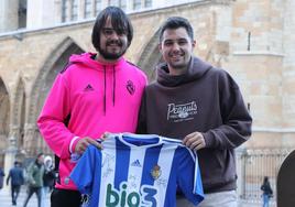 Sergio Prieto y David Arias siguen a la Deportiva desde León.