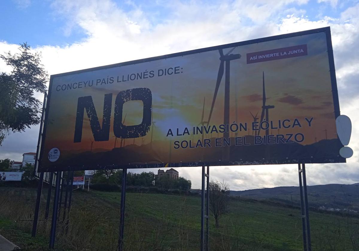 Valla colocada por parte de Conceyu País Llionés.