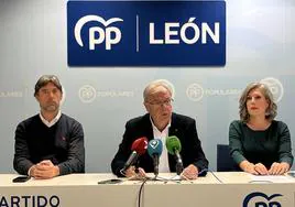 Los senadores populares por León Antonio Silván, Asunción Mayo y Jorge García Vega.