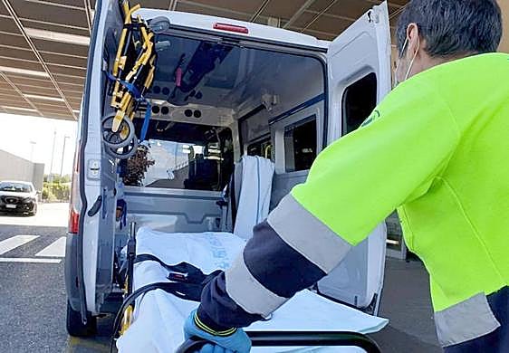 Imagen de archivo de un sanitario con la camilla de una ambulancia.