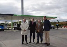 Acto de inauguración del parque para vehículos eléctricos en La Bañeza.