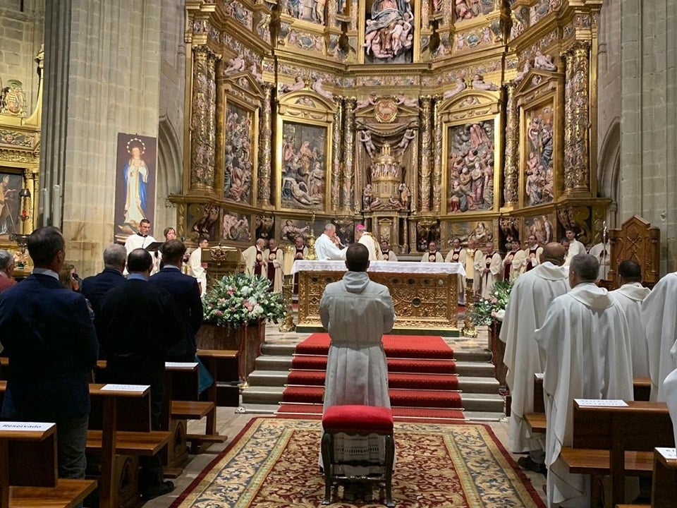 Imagen principal - Un momento del nombramiento de Gonzalo Vitoria como diácono. Gonzalo Vitoria en el Seminario de Astorga. Luis Fernández Olivares celebrando una eucarístia. 