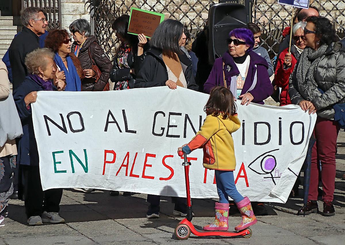 Imagen secundaria 1 - Diferentes momentos de la concentración en Botines. 