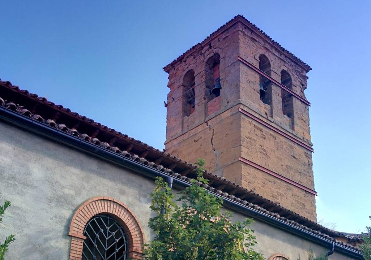 Imagen de la torre de la Iglesia de la localidad de Escobar de Campos.