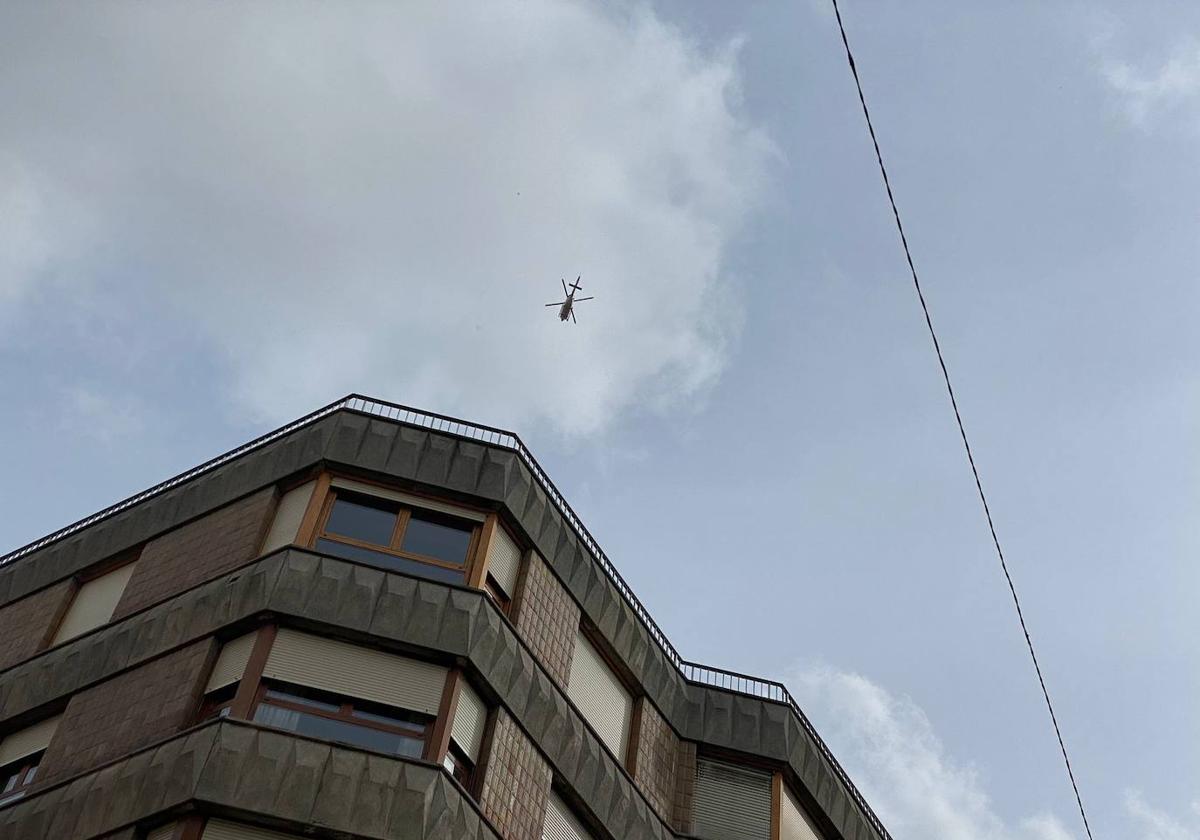 Uno de los helicópteros que ha vigilado León durante este domingo.