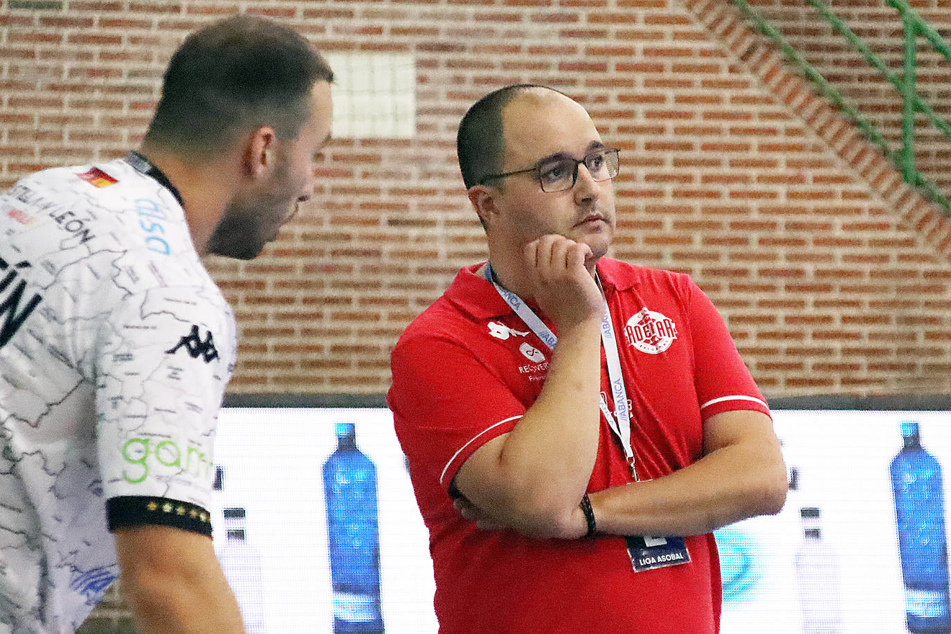 Dani Gordo, entrenador del Abanca Ademar, en un partido de esta temporada.