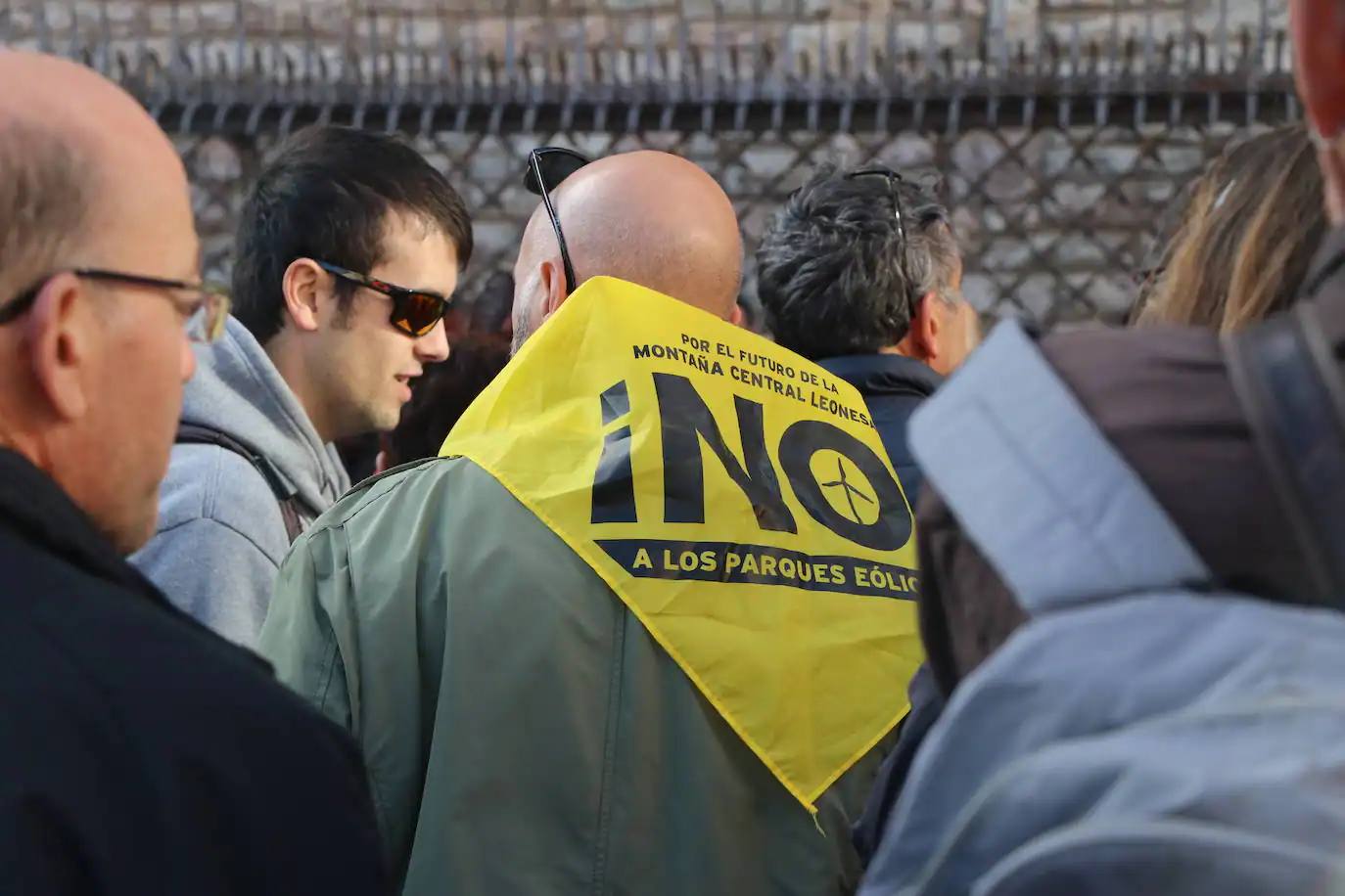 Un hombre porta una pañoleta en contra de los parques eólicos en la Montaña Leonesa.