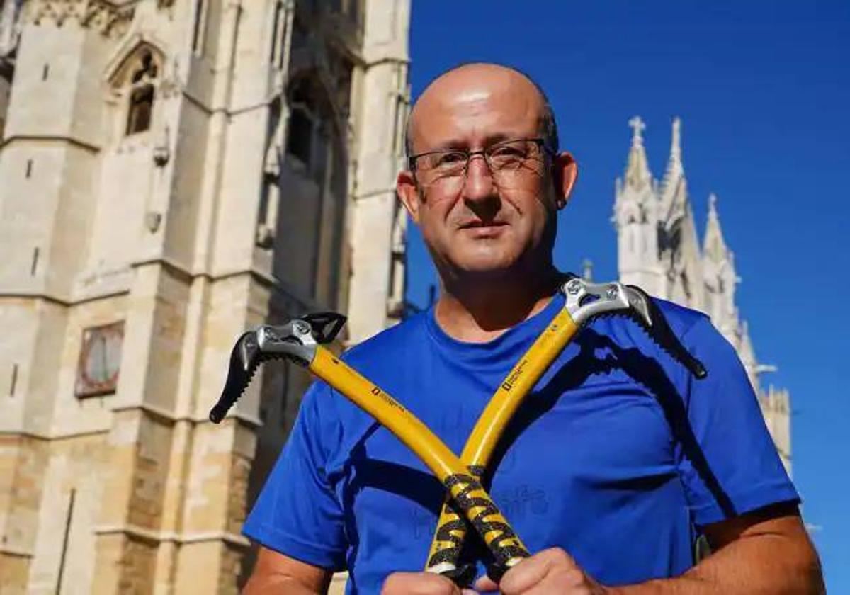 El leonés Javier Fernández corona la cima del Island Peak en Nepal.