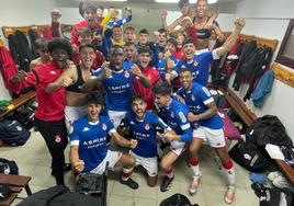 Los jugadores del Júpiter celebran el triunfo ante el Atlético Bembibre de este domingo (0-1).