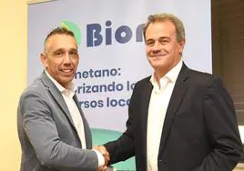 El alcalde de San Millán de los Caballeros, José Alberto García Rodríguez, junto con el director general de Biorig, Manuel Alonso.