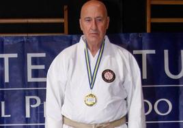 Ángel García con la medalla de oro.