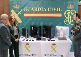 La delegada de gobierno en Castilla y León junto al general de División y el coronel Pedro Merino ofrecen una rueda de prensa para hablar de los detalles de una operación contra la ciber delincuencia.