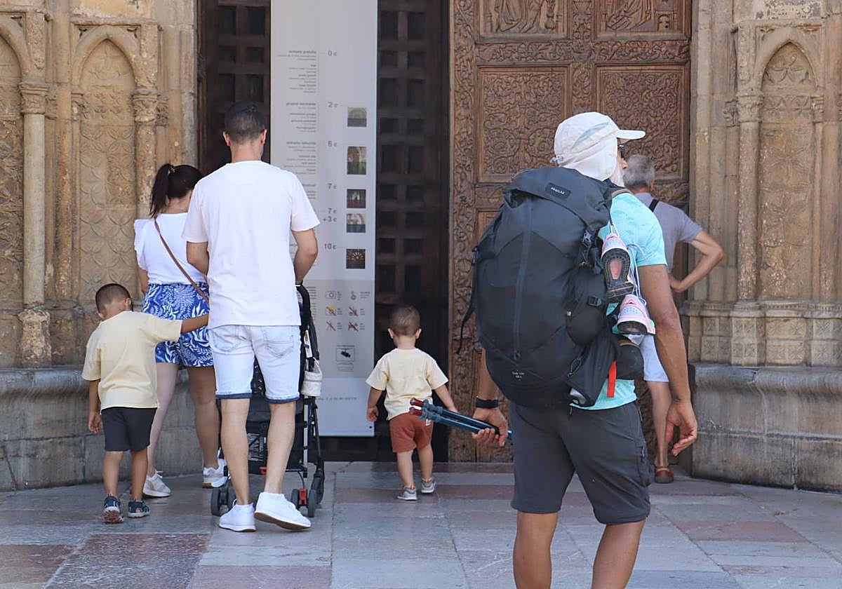 Imagen de archivo de turistas entrando en la Catedral de León.