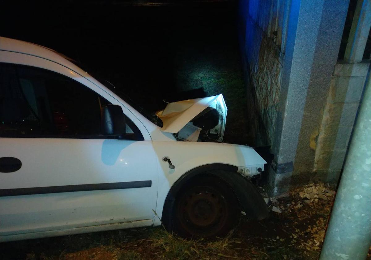 El coche impactó contra el muro de una vivienda.