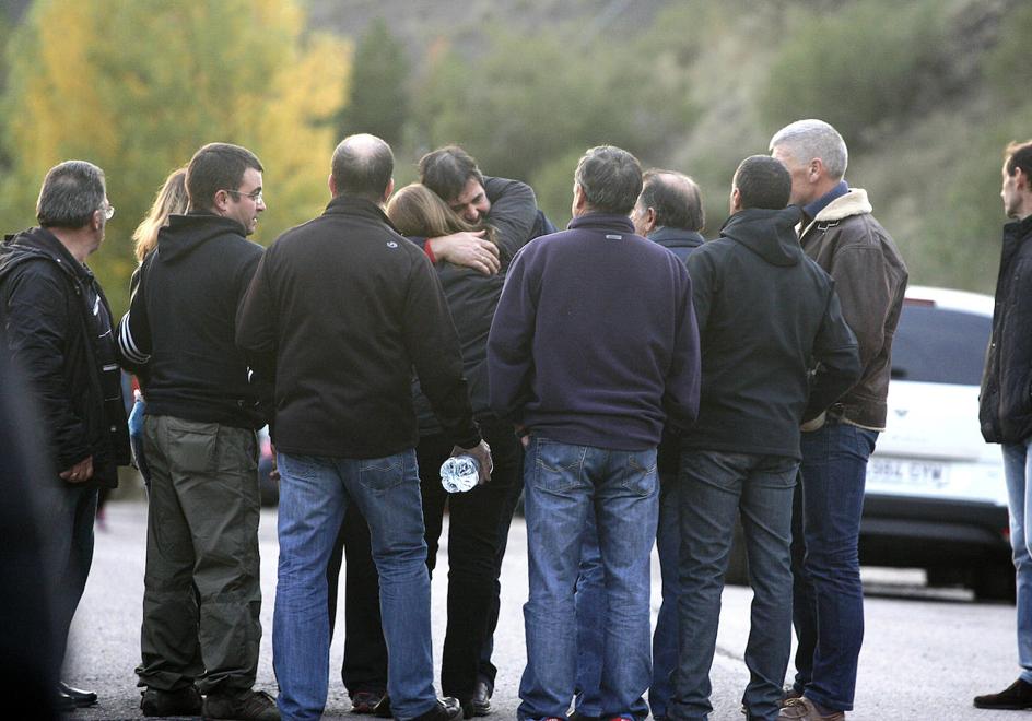 Familiares y amigos de los fallecidos en la entrada del Pozo Emilio del Valle en localidad leonesa de Llombera de Gordón.