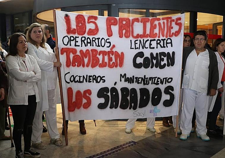 Concentración de trabajadores del Sacyl frente al Hospital de León.