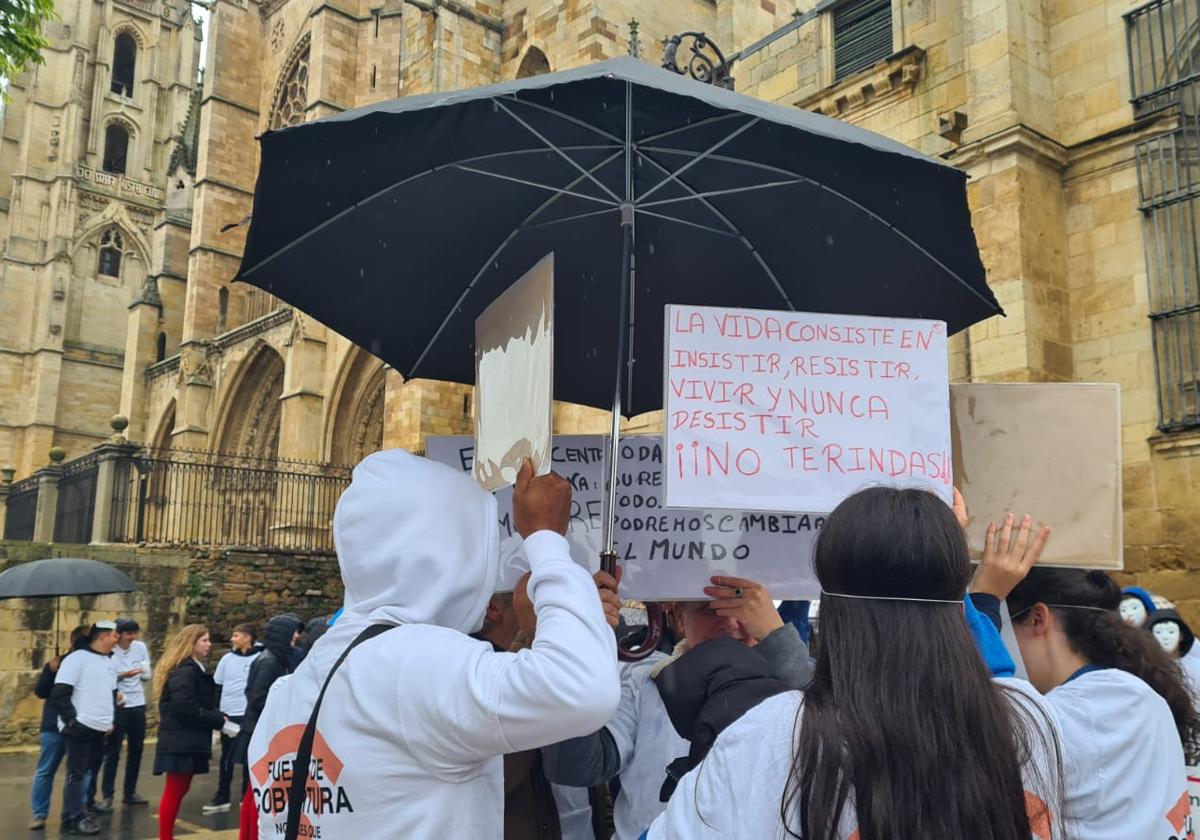 Concentración a los pies de la catedral por el Día Mundial de las Personas sin Hogar.