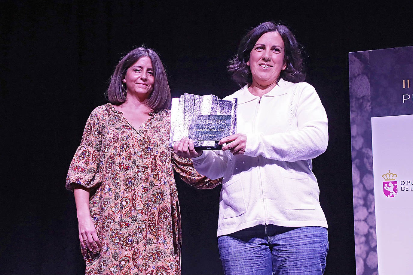 Alicia Carrasco, técnico agrícola de la fabrica La Azucarera entrega el premio 'Mujer Rural' a Beatriz García