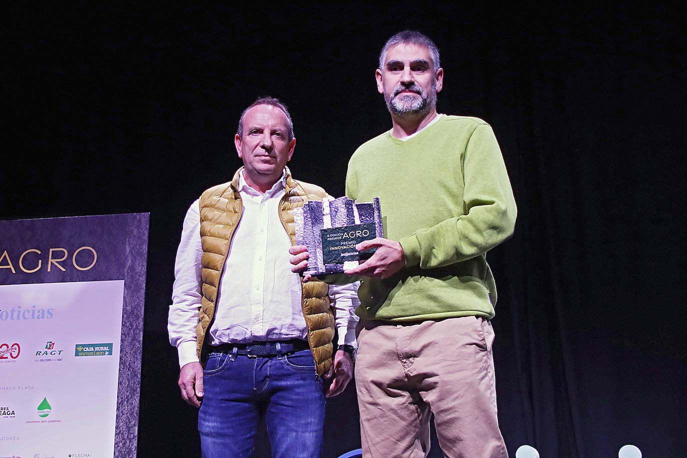 Ángel Expósito, delegado de RAGT Ibérica de Castilla y León entrega el premio 'Innovación' a Pablo Casares, de Bubo Babia