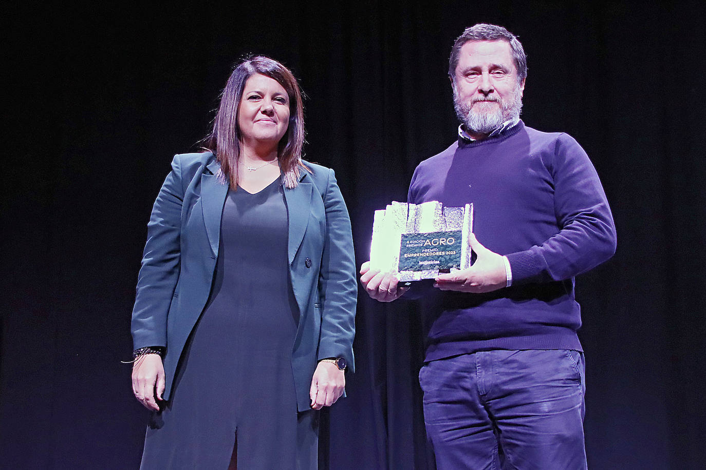 Eva Pérez, directora de Caja Rural La Bañeza, entrega el premio 'Emprendimiento' a José Luis González, director financiero de Legumbres Luengo